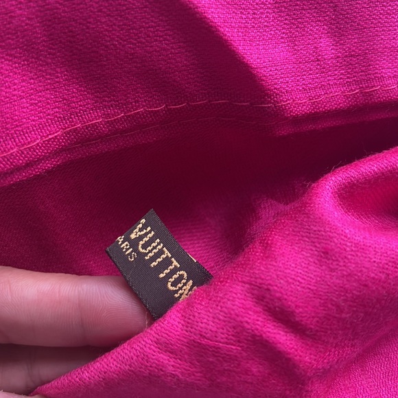 LOUIS VUITTON pink wool/silk wrap/scarf - Picture 4 of 12